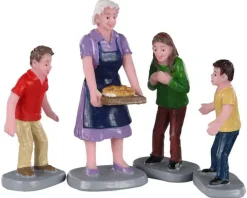 02945 - Family Tradition, Set Of 4 - Lemax Figurines