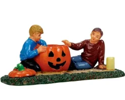 72487 - Pumpkin Carving - Lemax Spooky Town Figurines